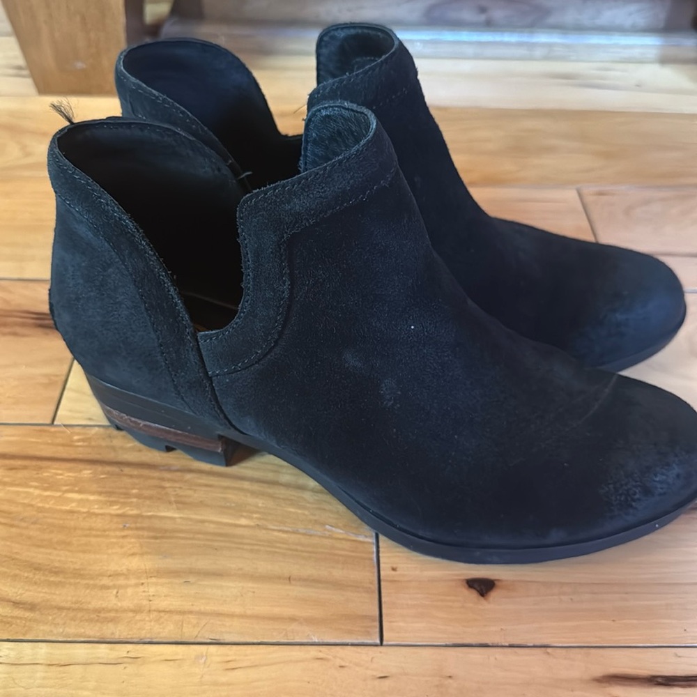 Women’s SOREL ankle boots size 9 - Good used condition